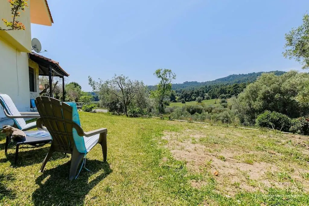 Oasis 2-Bdrm Retreat With Private Garden,Pefkohori Daire  Pefkochori